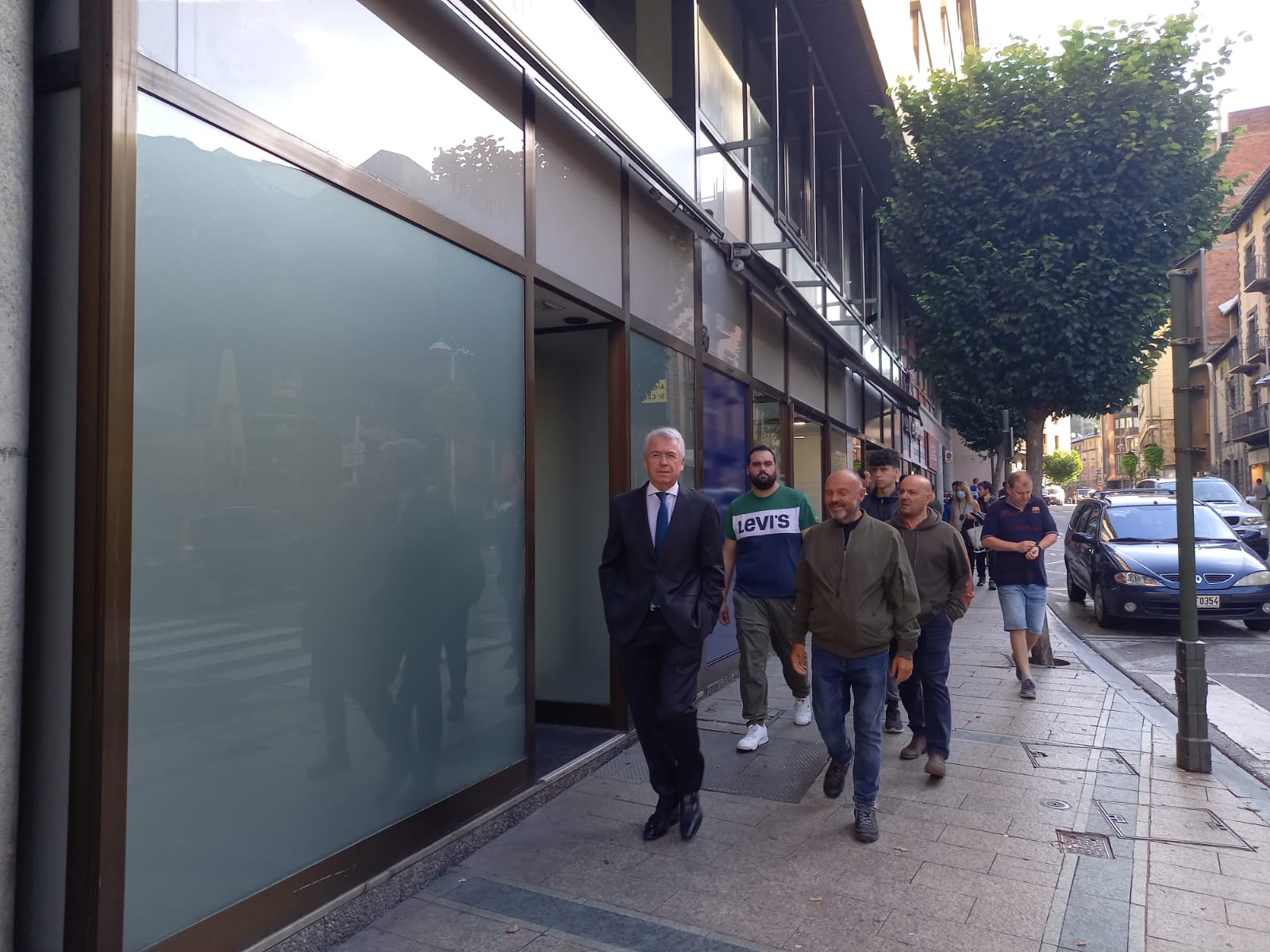 Treballadors del transport sanitari i representants de l'USdA arribant aquest matí a la seu del ministeri de Salut.