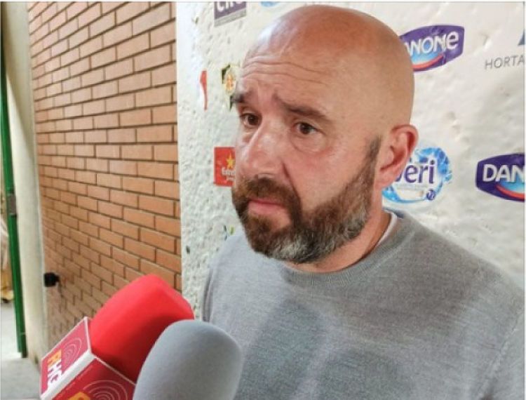 Nacho Castro, atenent els mitjans com a entrenador de l'Horta.