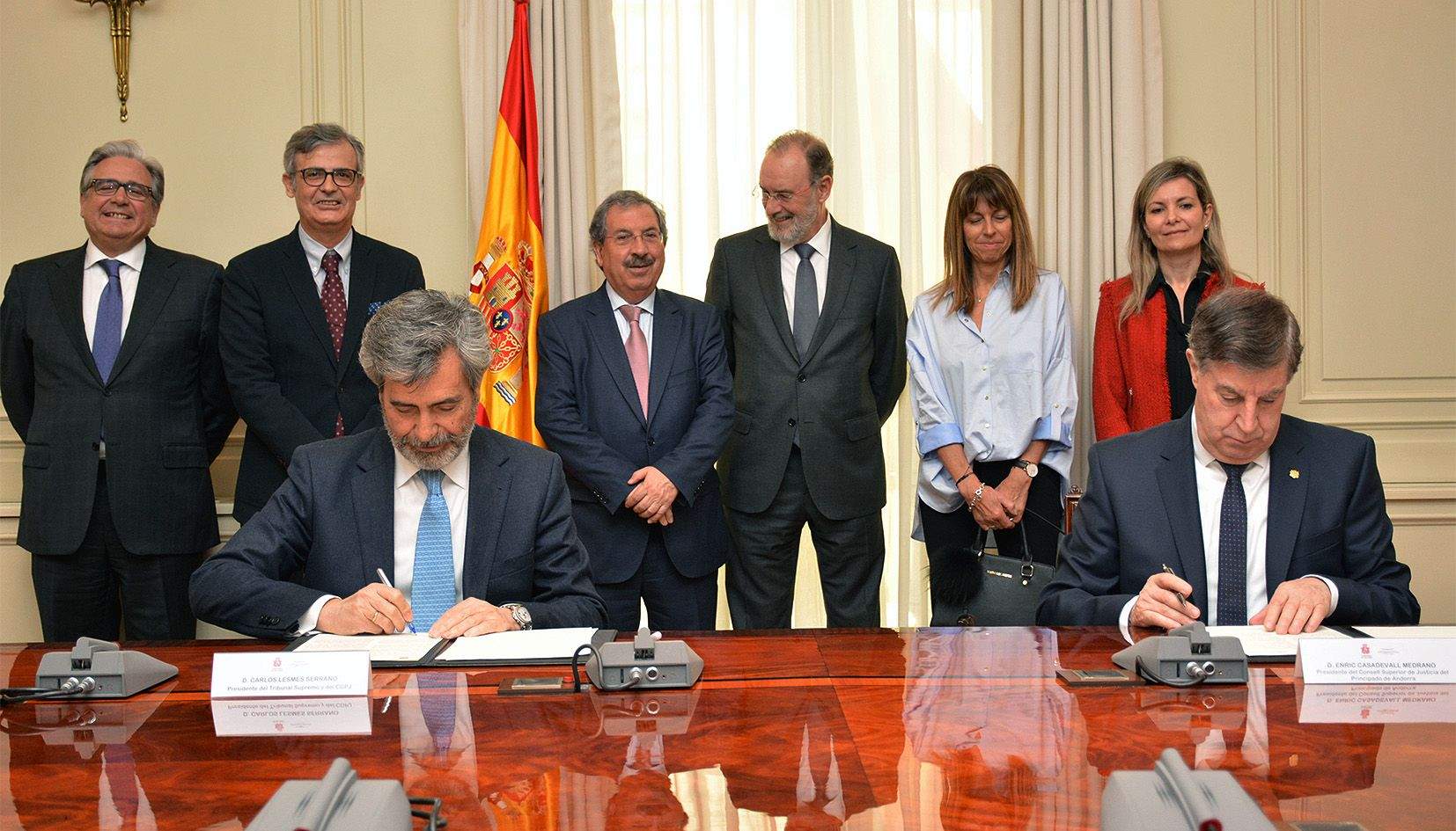 Un moment de l'acte de signatura de l'addenda entre Carlos Lesmes (esquerra) i Enric Casadevall.