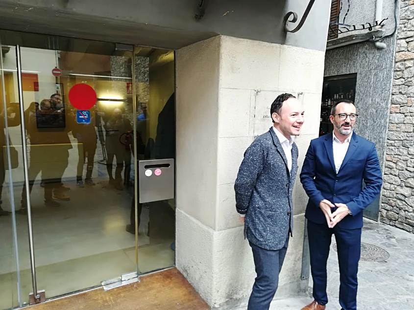 El cap de Govern, Xavier Espot i el ministre d'Afers Socials, Habitatge i Joventut, Víctor Filloy a la porta de l'Oficina de l'Habitatge.