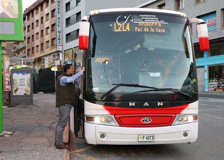 El ministre Gallardo parlant amb un dels conductors de la línia de bus del Pas.