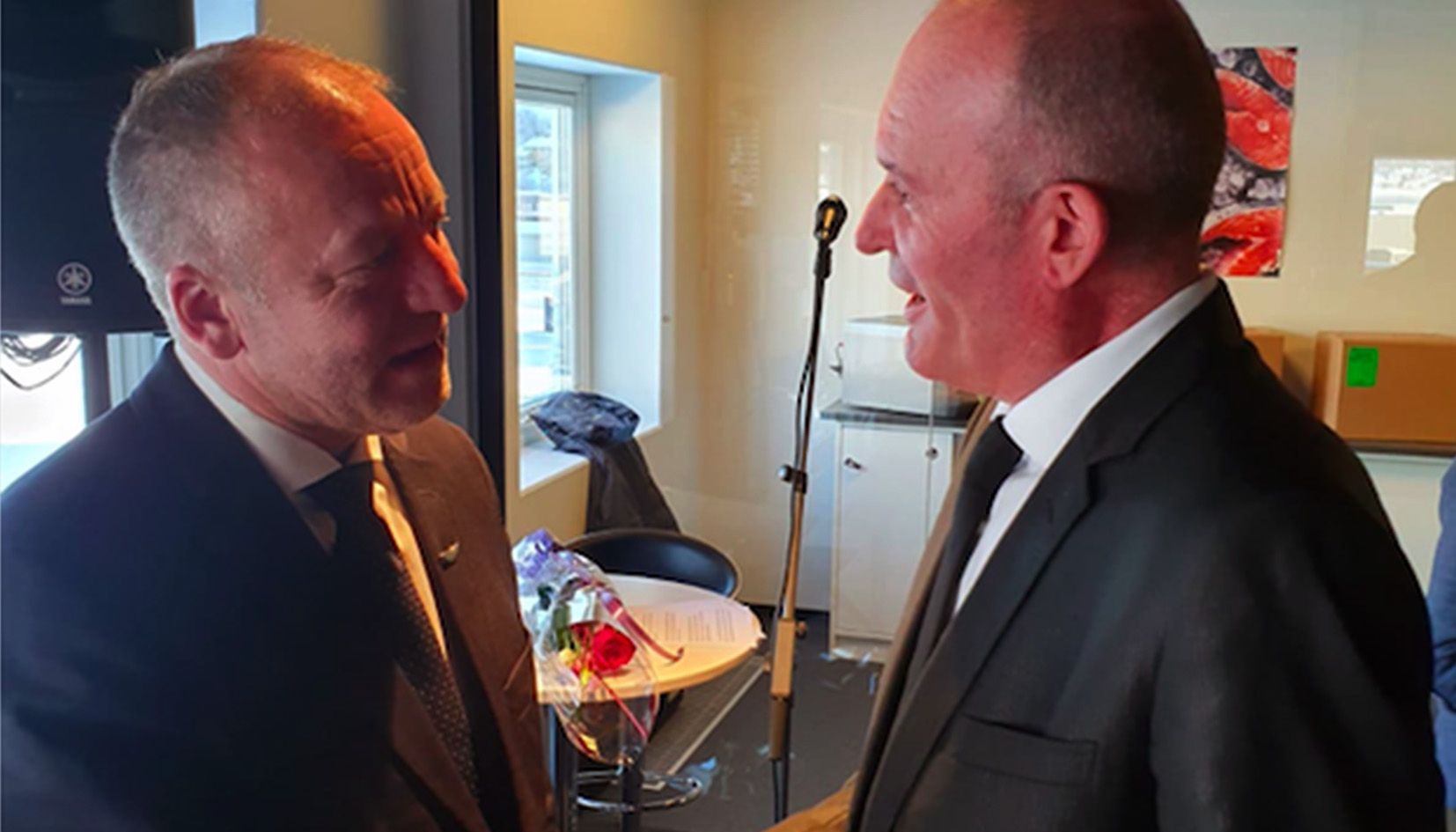 L'empresari andorrà Joaquim Miró (dreta) conversant amb el ministre de Pesca noruec, Geir-Inge Sivertsen.