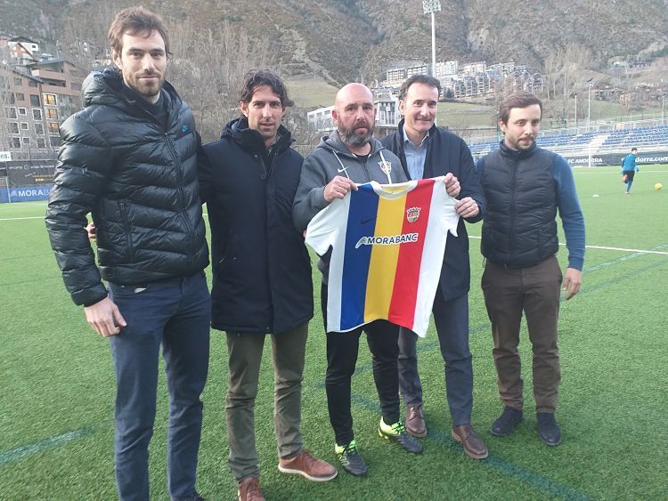 Castro, al mig, amb membres del consell d'administració i el director esportiu, Jaume Nogués.