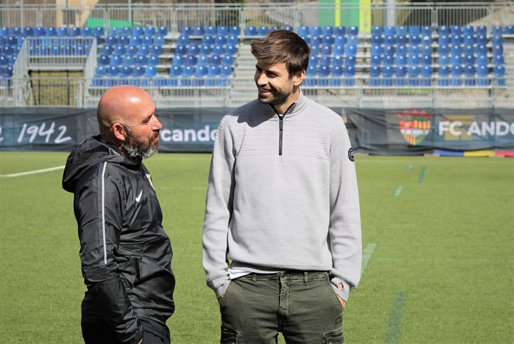 Gerard Piqué xerra amb l'entrenador tricolor, Nacho Castro.