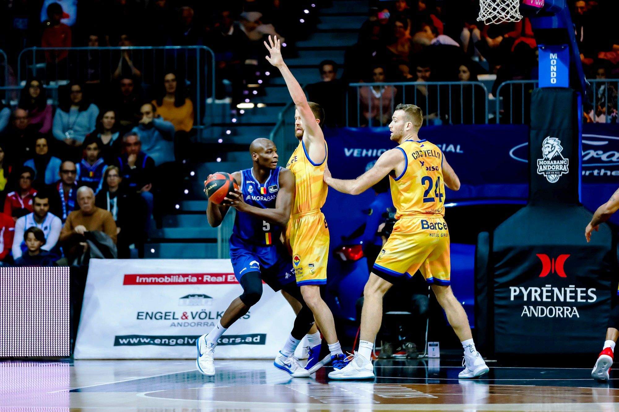 Bandja Sy intenta fer jugada entre dos rivals durant el partit d'aquest dissabte.