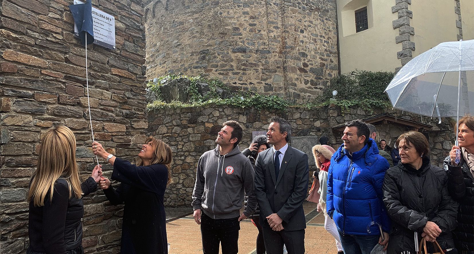 Conxita Marsol i Dolors Farré descobreixen la placa que reconeix la Plaça Príncep Benlloch com a plaça castellera.