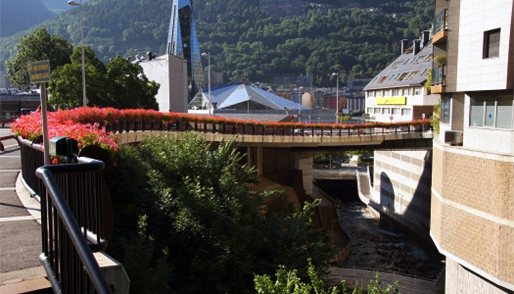 L'accident ha passat a l'altura de la parada que hi ha a tocar del Pont Joan Martí Alanis.