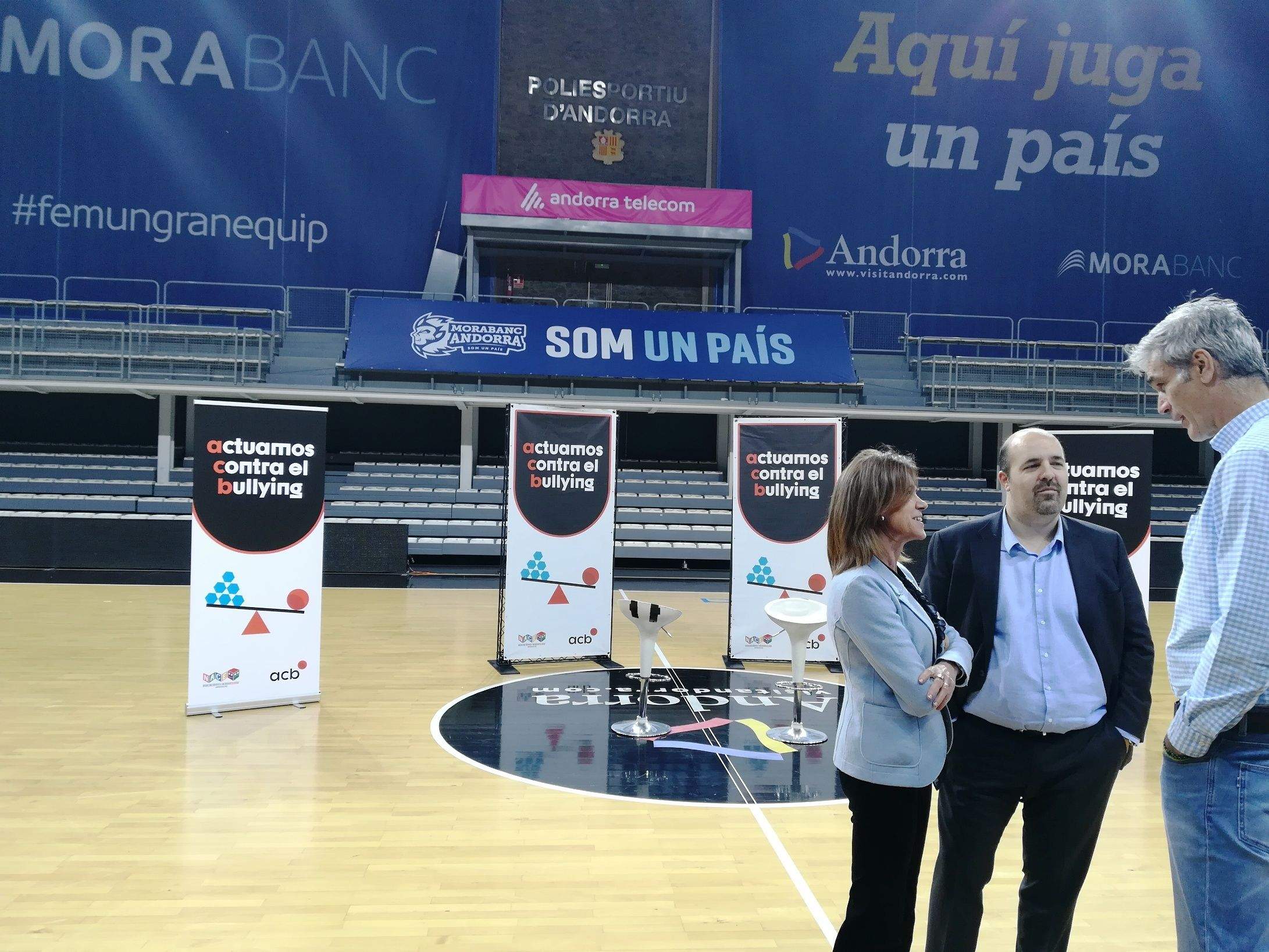 La ministra d'Educació i Ensenyament Superior, Ester Vilarrubla i els presidents del MoraBanc i de l'ACB, Gorka Aixàs i Antonio Martín.