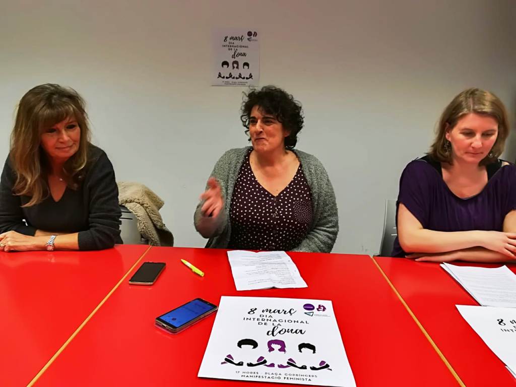 Elisa Muxella, Antònia Escoda i Marta García durant la roda de premsa d'aquest dilluns.