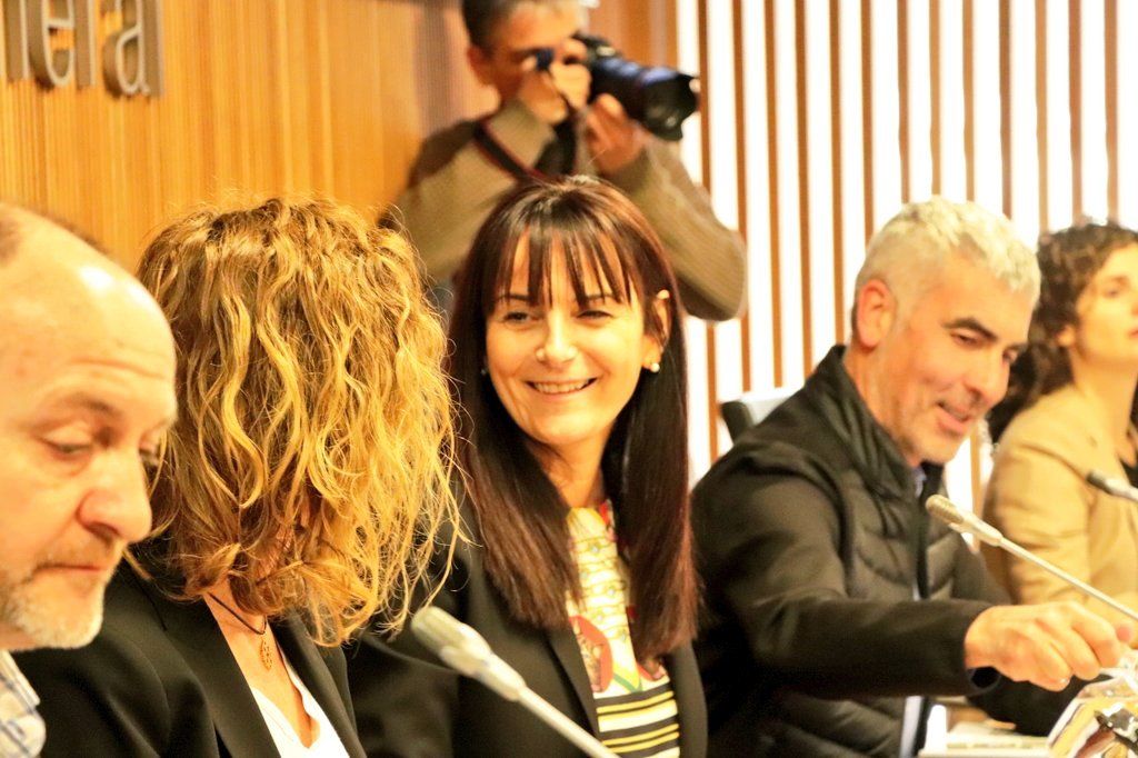 Calvó conversa amb la presidenta de la comissió d'Economia, Mònica Bonell.