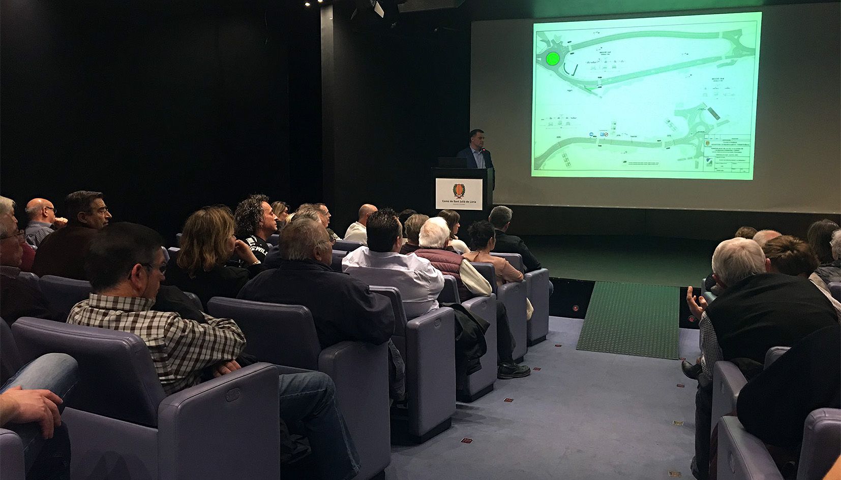 Un moment de la reunió, a l'auditori Rocafort.