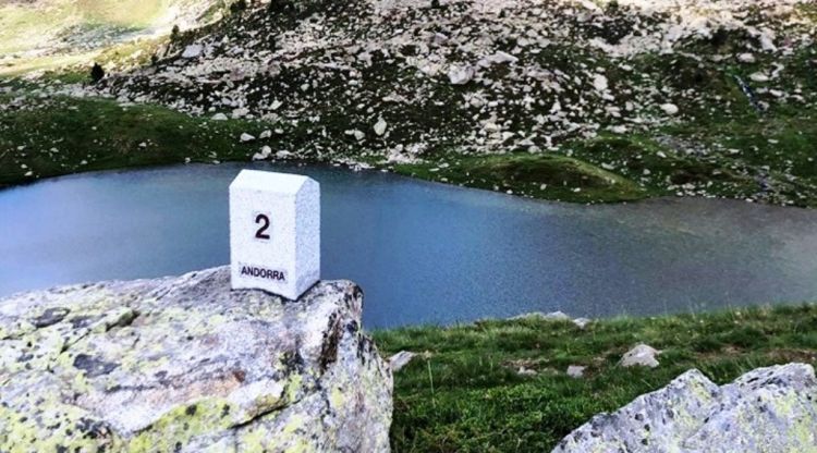 Una de les fites que delimiten la frontera francoandorrana.