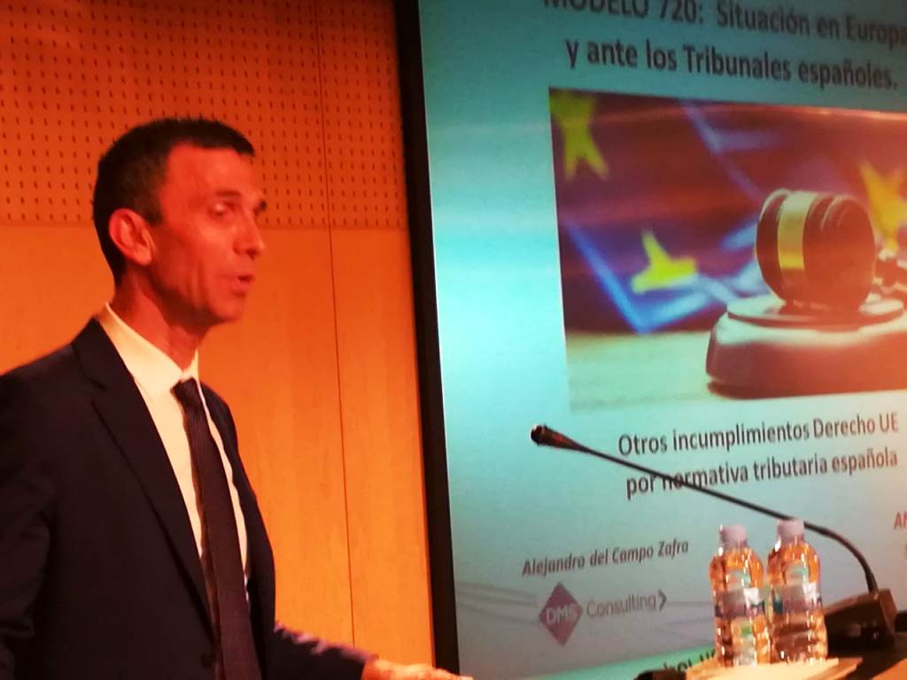L'advocat i assessor fiscal, Alejandro del Campo durant la ponència.