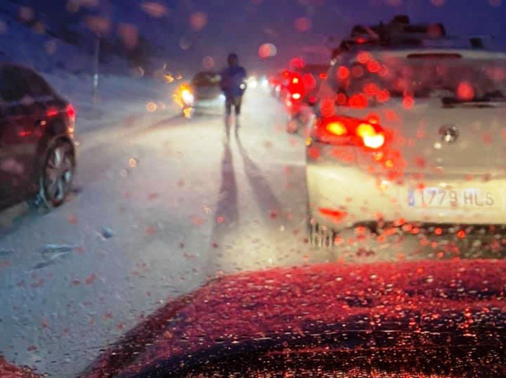 Retenció de vehicles per accedir al Pas de la Casa aquest divendres a  la nit.