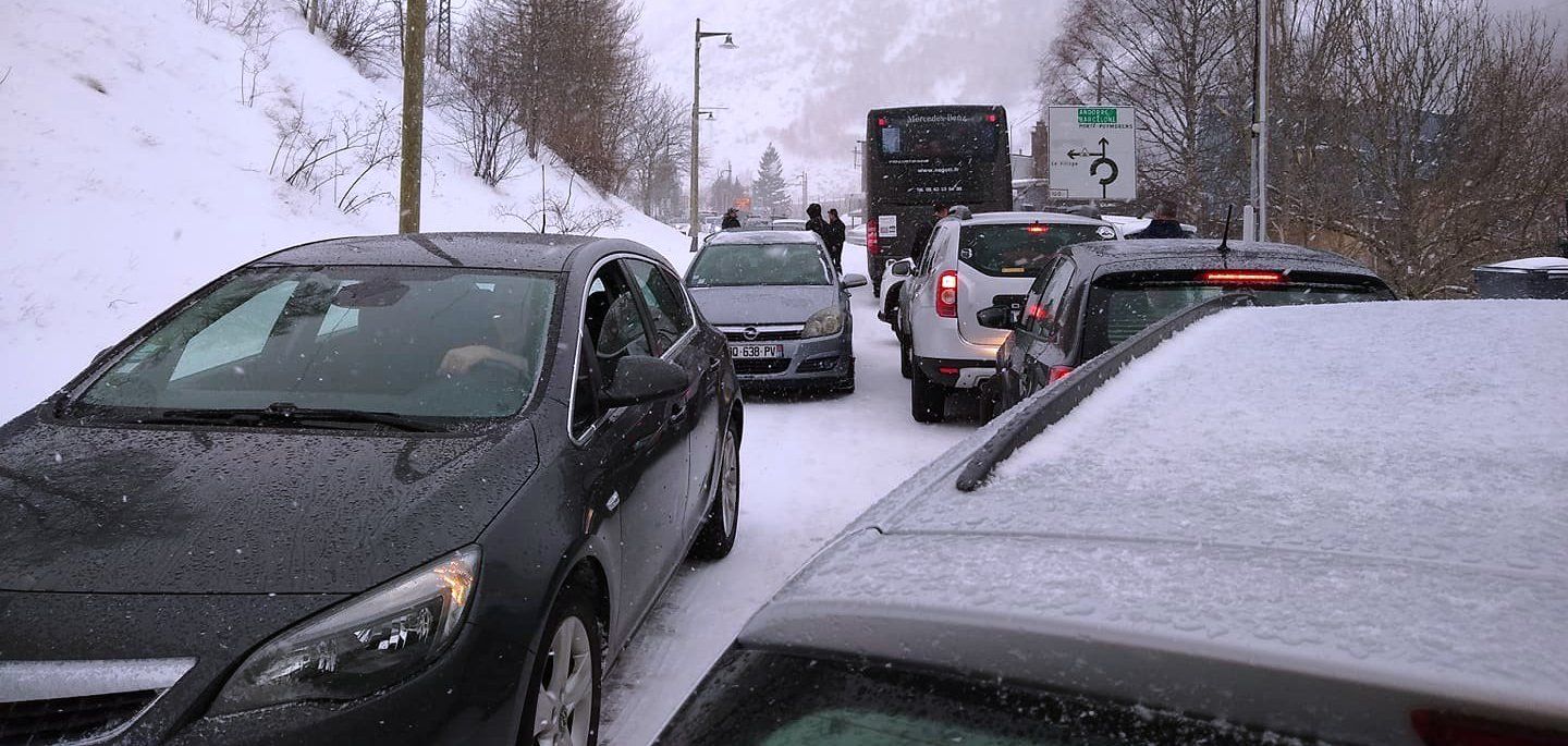 Vehicles aturats a l'accés al Pas de la Casa.