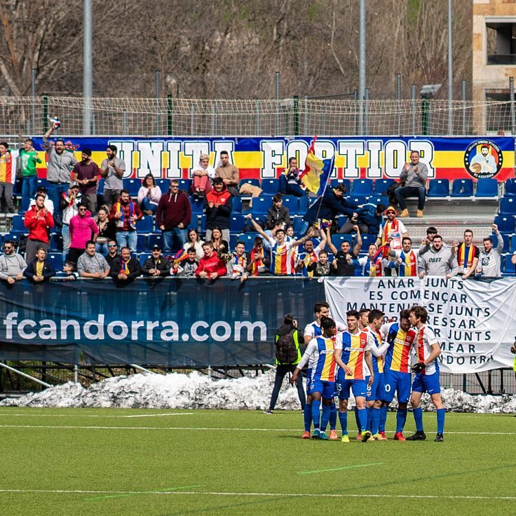 Els jugadors ceebren el definitiu 2-1.