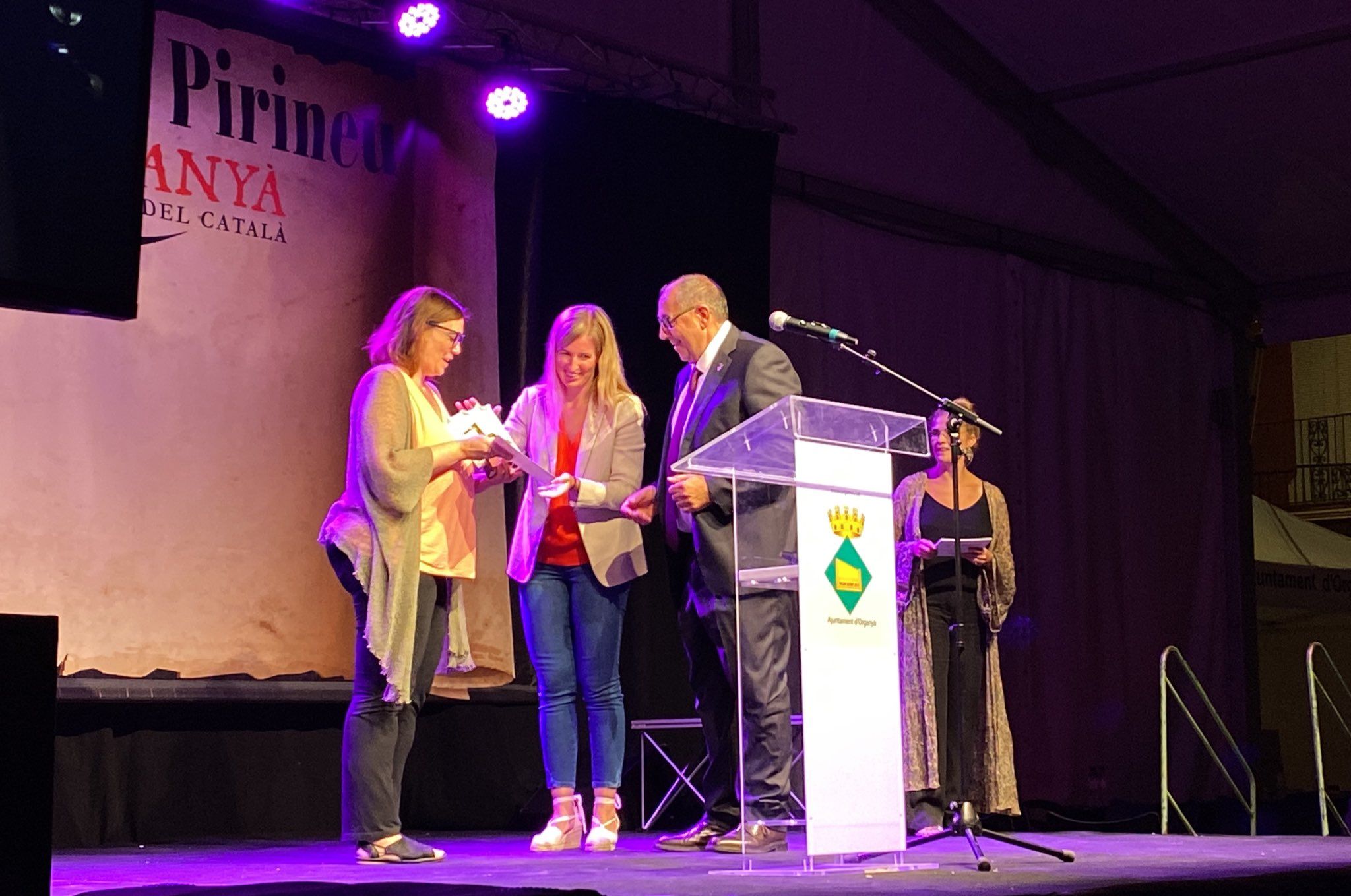 Arasa en el moment de recollir el premi.