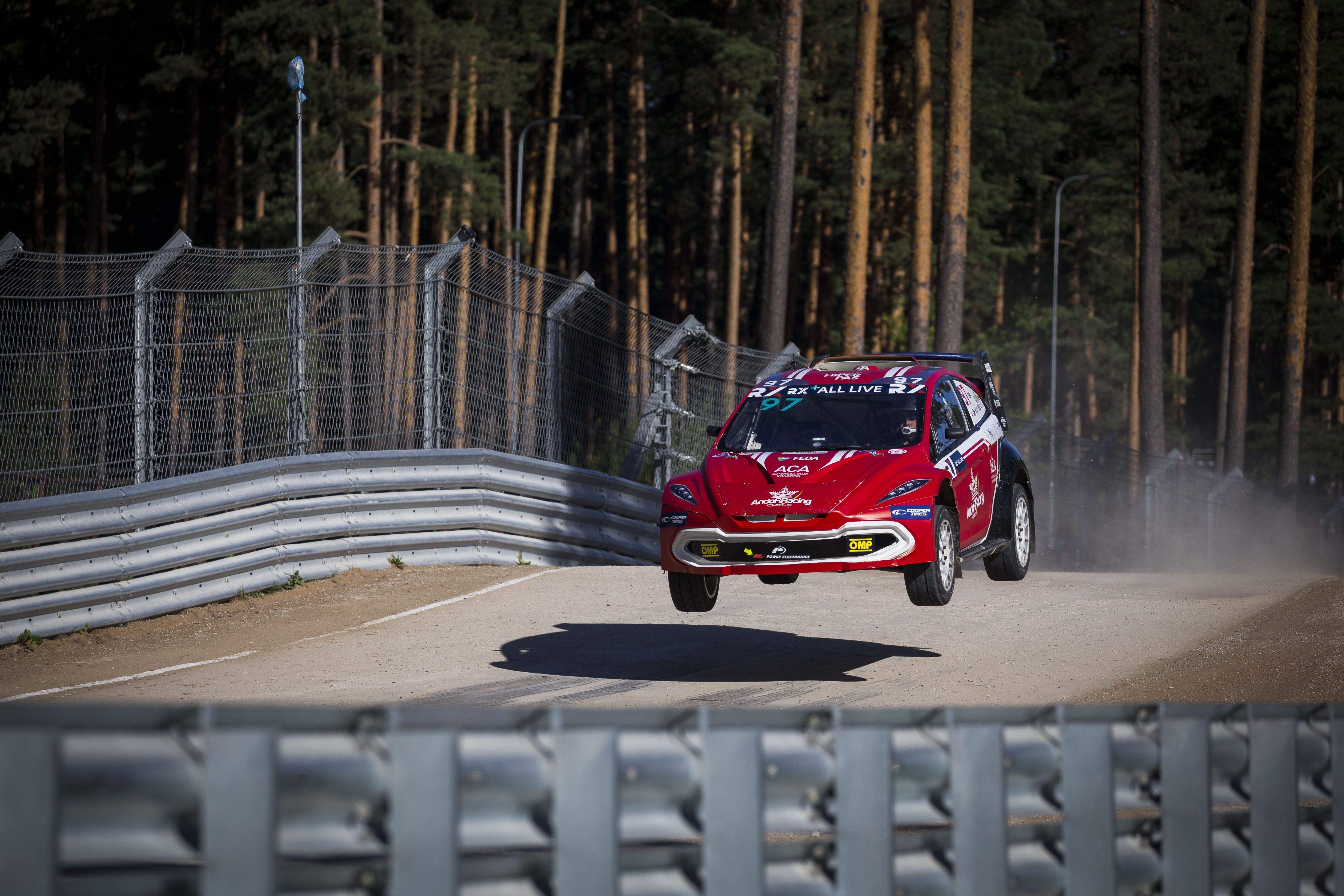 El cotxe de Raúl Ferré durant la cursa a Riga.