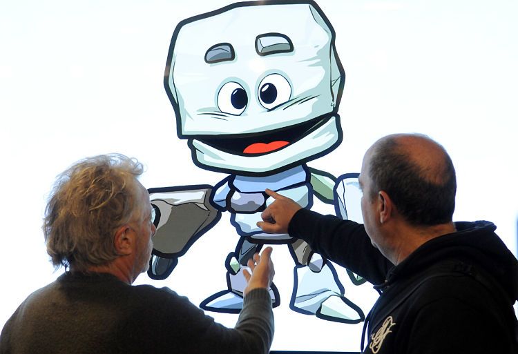 Mariscal i Moles observen el projecte guanyador.