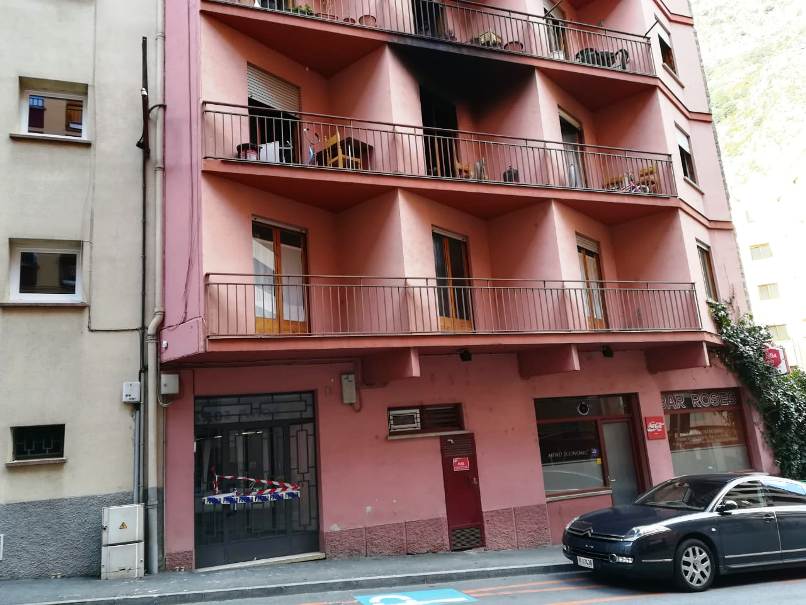 L'edifici de Sant Julià de Lòria on hi va haver l'incendi dilluns.