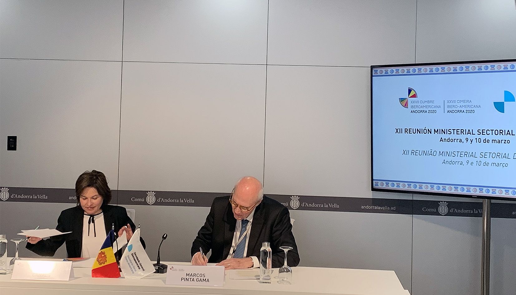 Verònica Canals i Marcos Pinta Gama durant la signatura de la declaració.