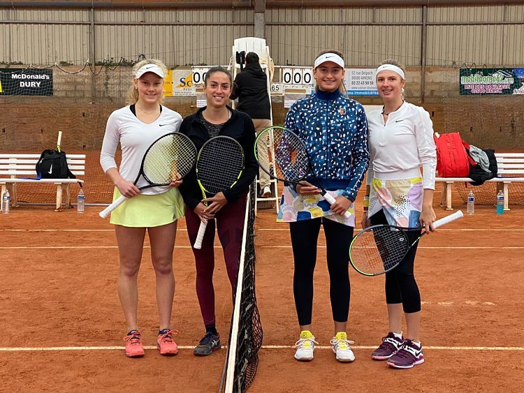 Jiménez amb la seva companya i rivals abans del partit.