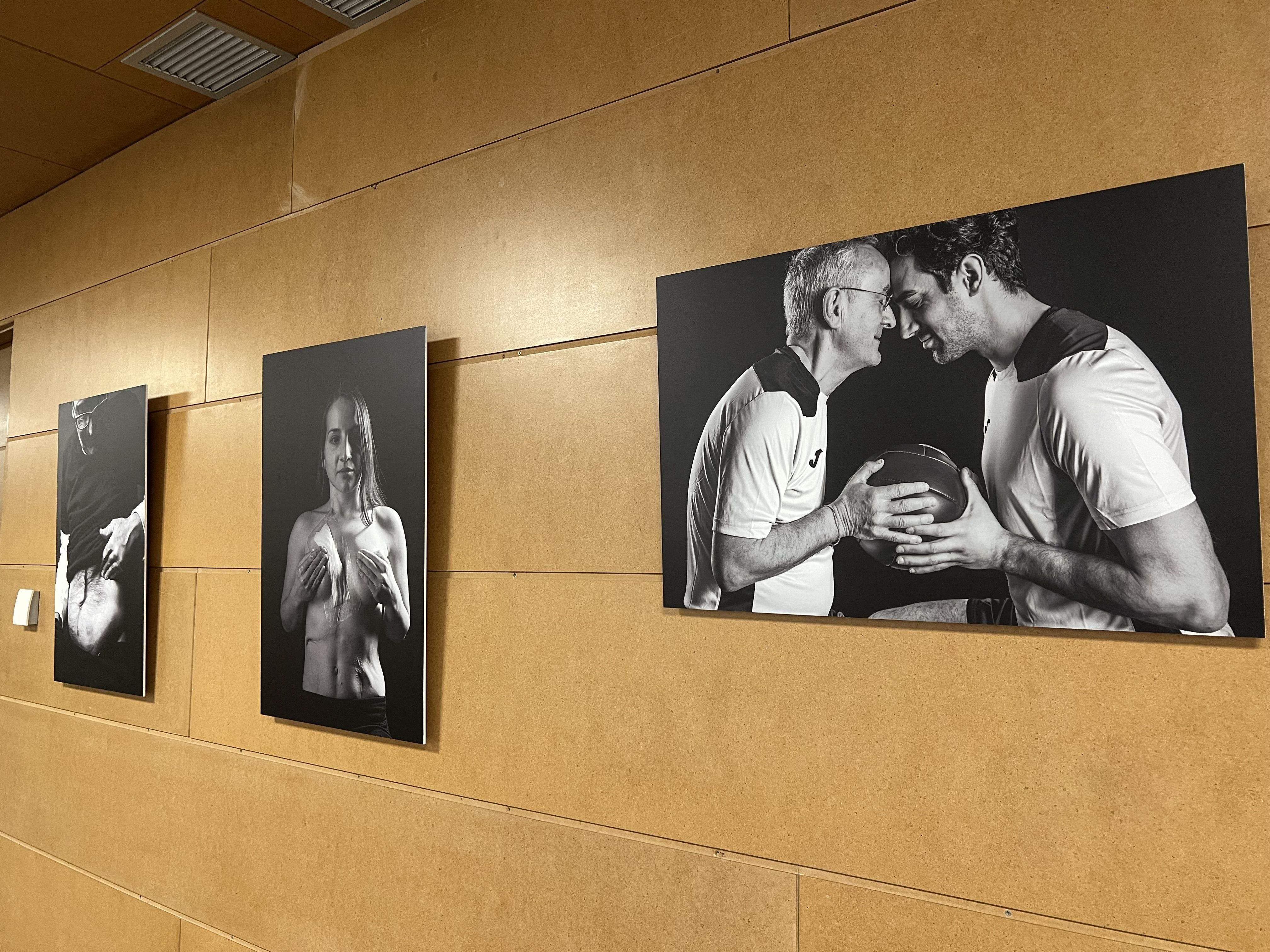 Una de les imatges de l'exposició d'ATIDA a l'hospital.