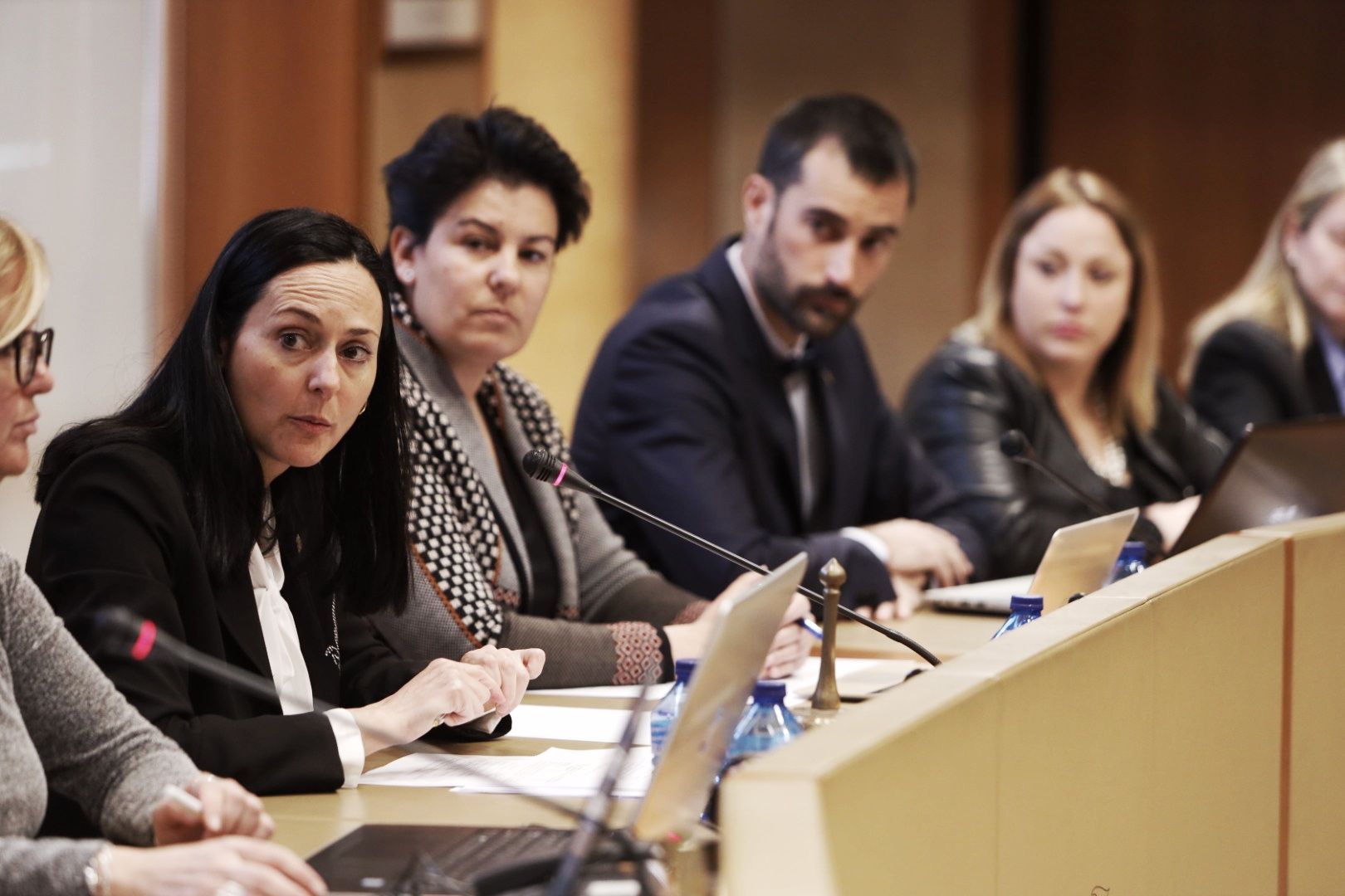 La cònsol major, Olga Molné escolta la intervenció del conseller de Finances, Jordi Areny durant la sessió de comú d'aquest dimecres.