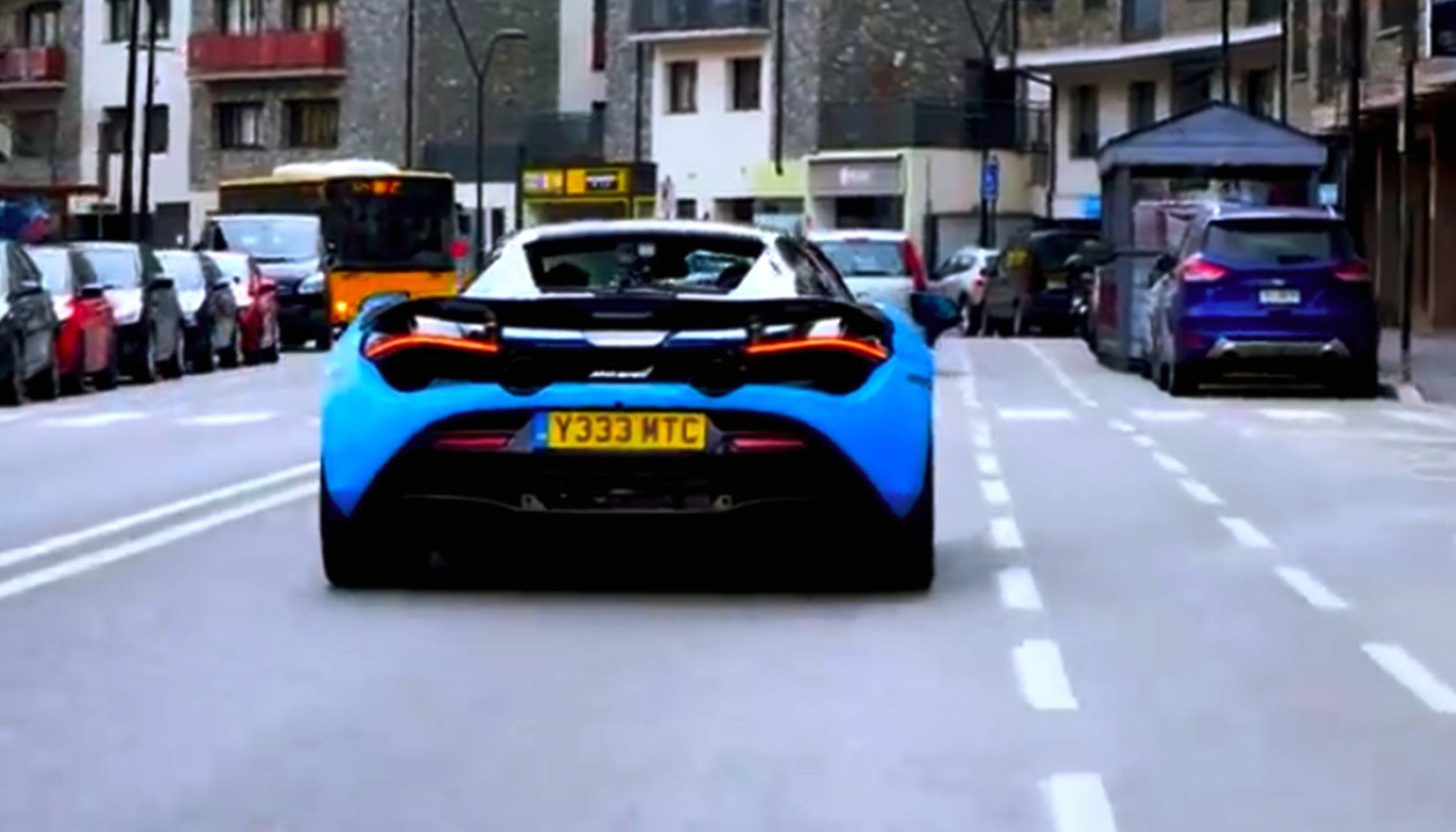 El cotxe que apareix en la gravació de TheGrefg pel bell mig de l'avinguda Sant Antoni de la Massana.