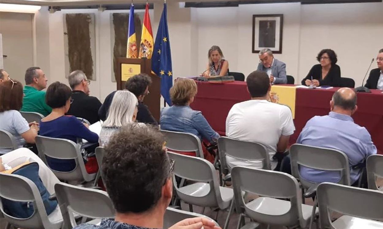 Els professors a l'ambaixada espanyola aquest dilluns