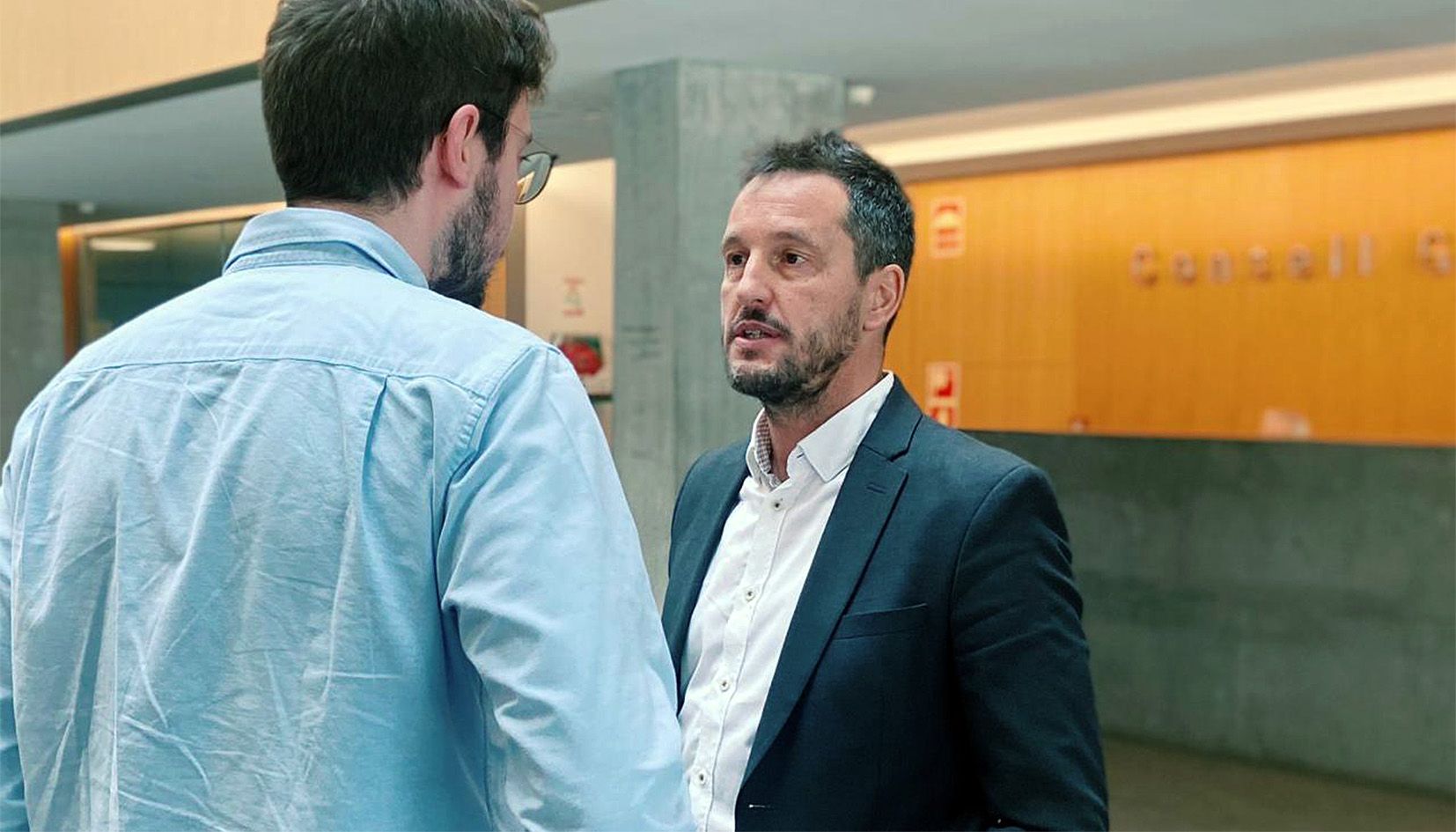 Els consellers generals socialdemòcrates Pere López i Roger Padreny (d'esquena).