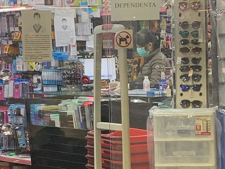 La dependenta d'un dels basar amb mascareta.