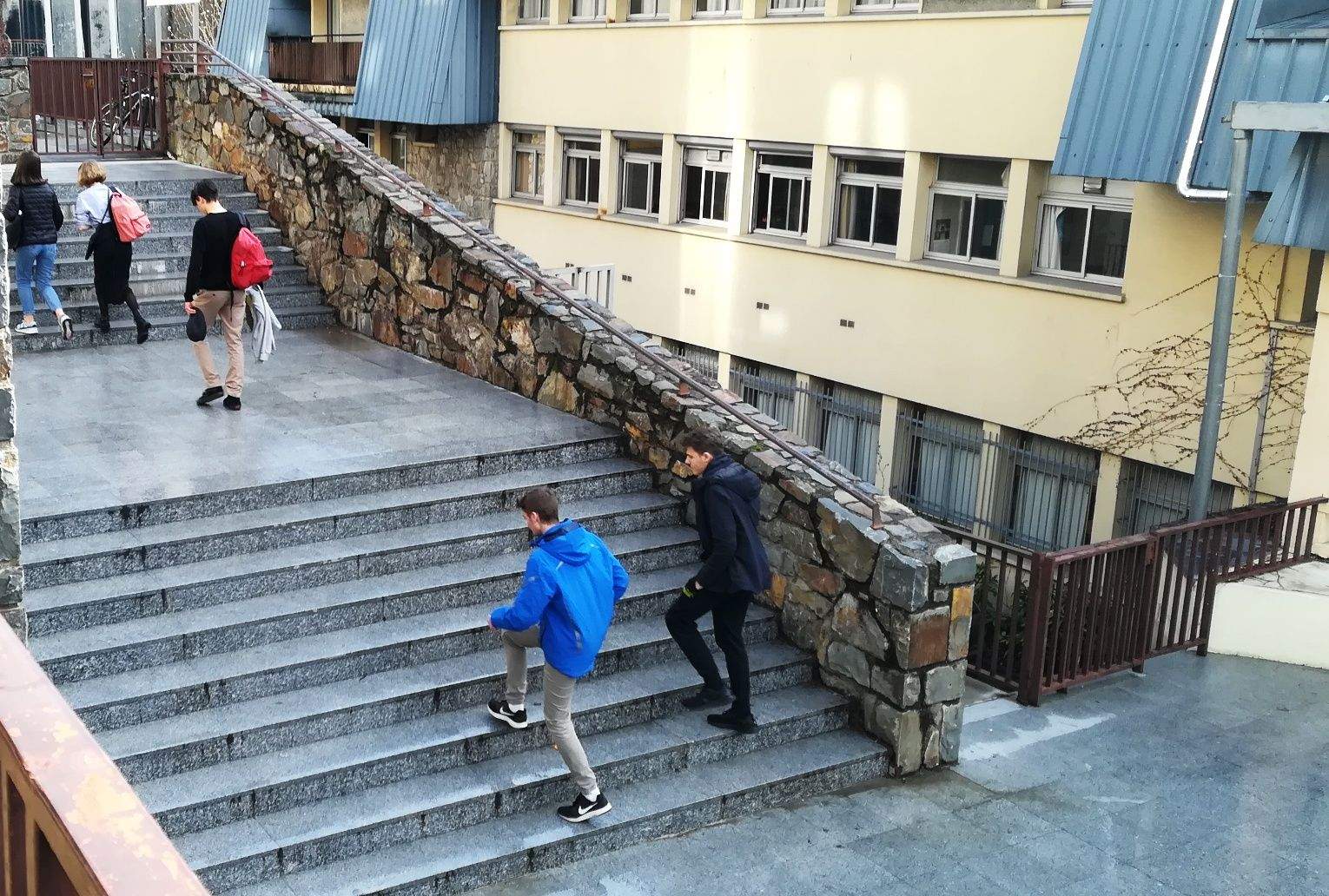 Alumnes sortint del Lycée Comte de Foix aquest divendres.