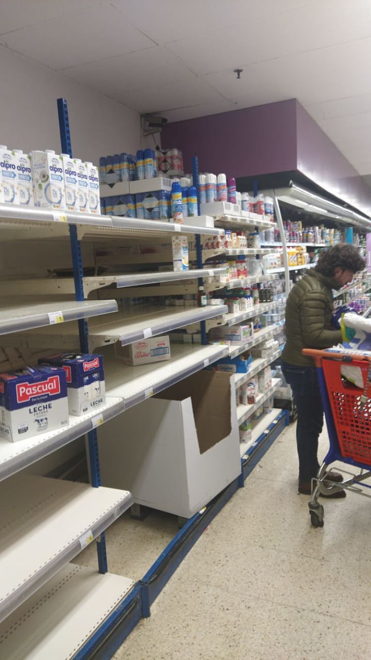 Els prestatges sense gairebé productes d'un centre comercial els primers dies de la crisi del coronavirus.