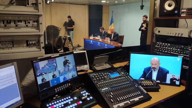 Un instant de la roda de premsa des de la cabina de control tècnic.
