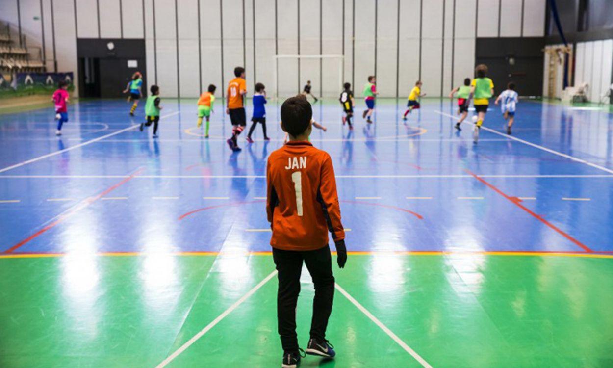 Nens jugant a futbol sala a Andorra la Vella.