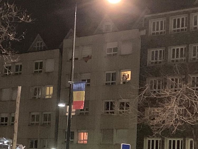 Gent aplaudint des de la finestra a Andorra la Vella.