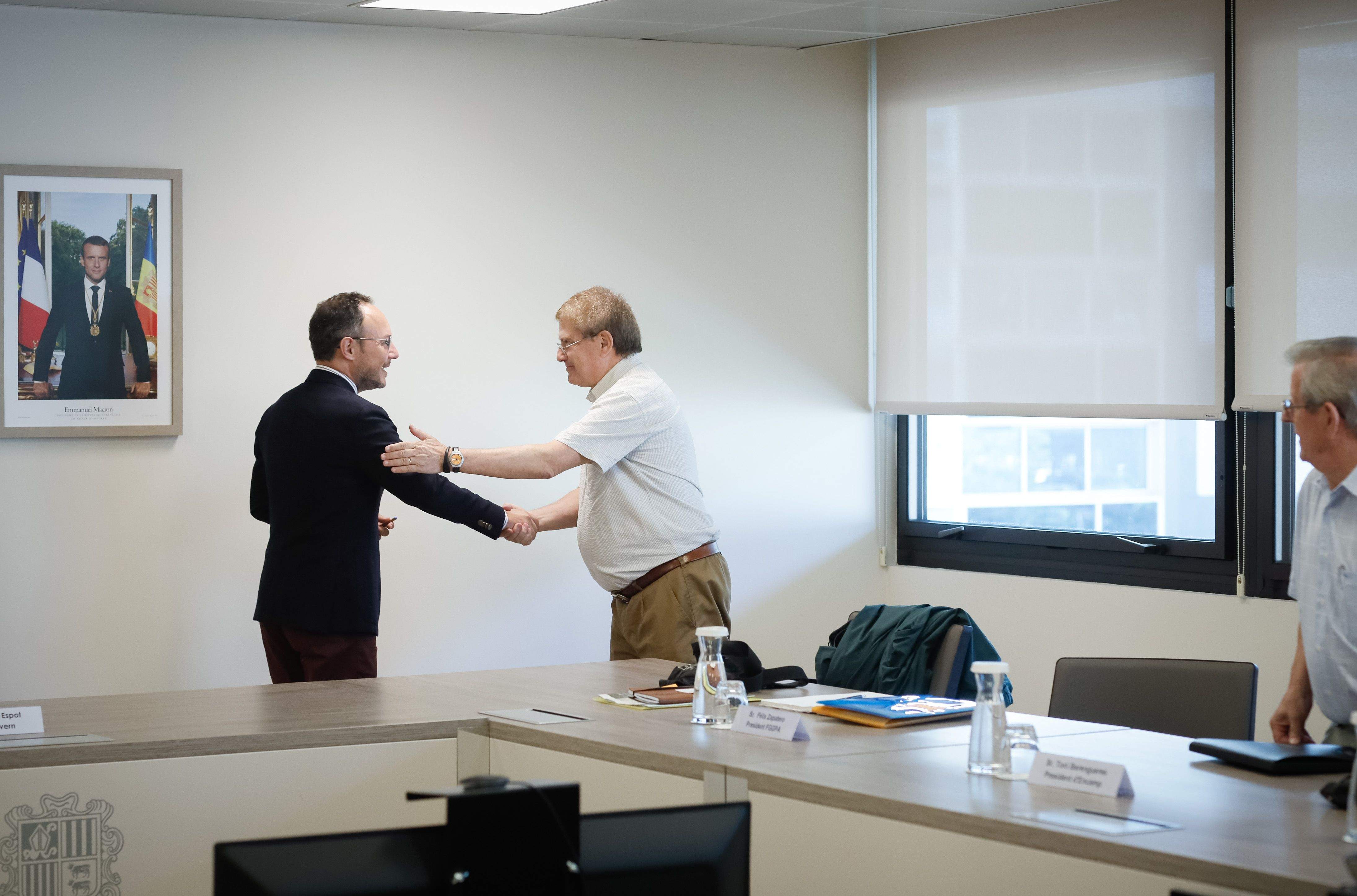 Xavier Espot saluda el president de la Federació de Gent Gran, Fèlix Zapatero.