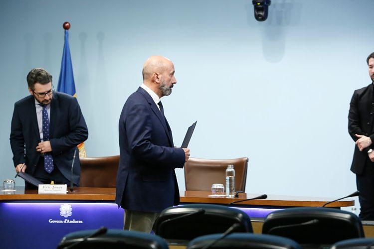 Benazet arriba a la sala de premsa abans de la compareixença.