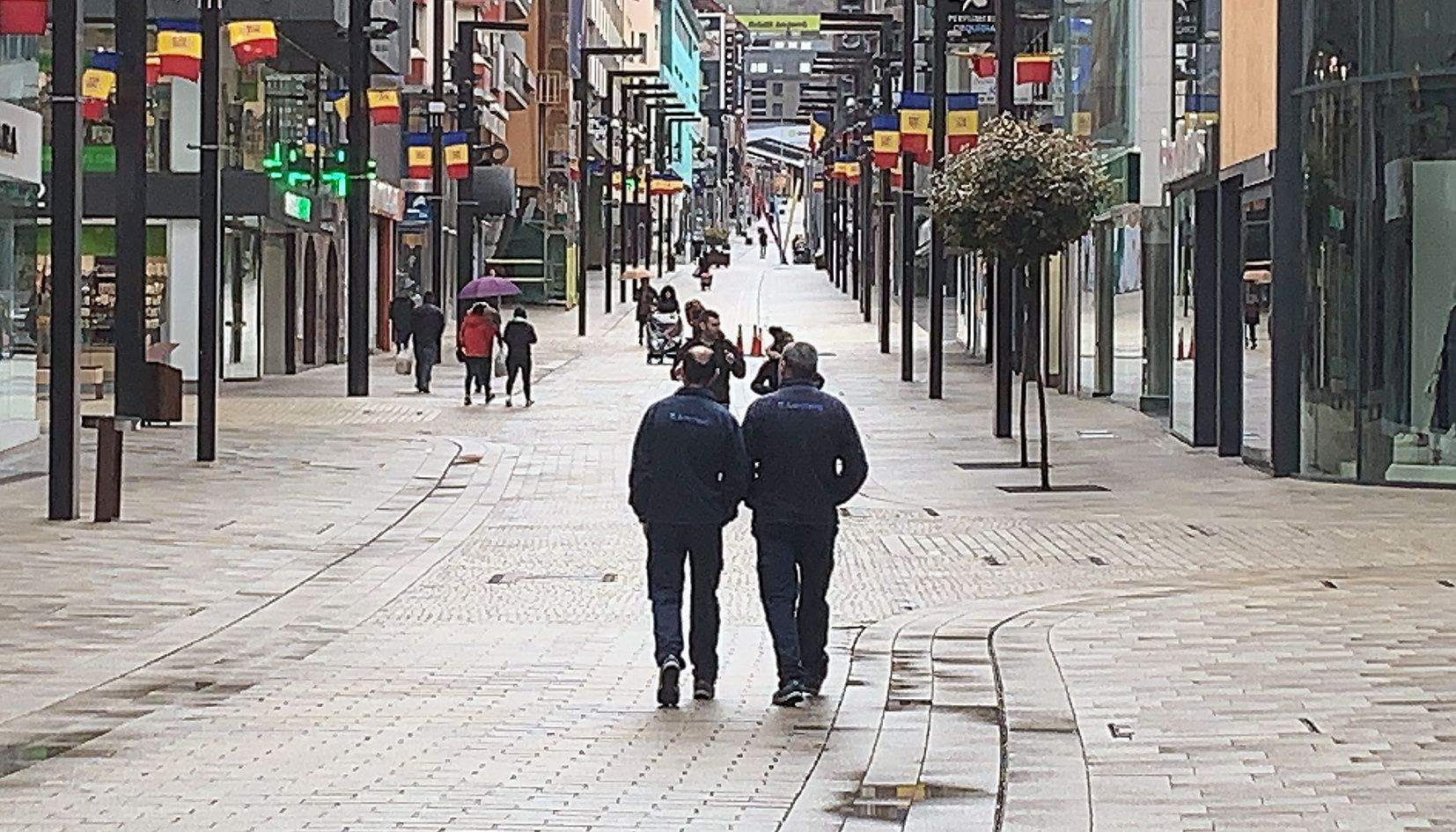 Ciutadans per l'avinguda Meritxell aquest dilluns.