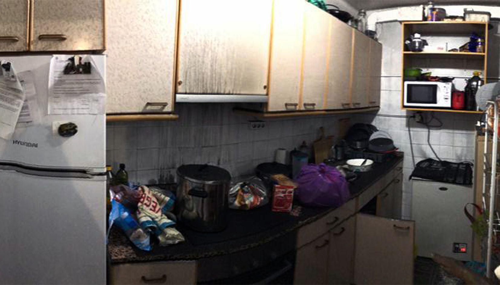 Estat de la cuina d'un dels pisos de la cinquena planta.