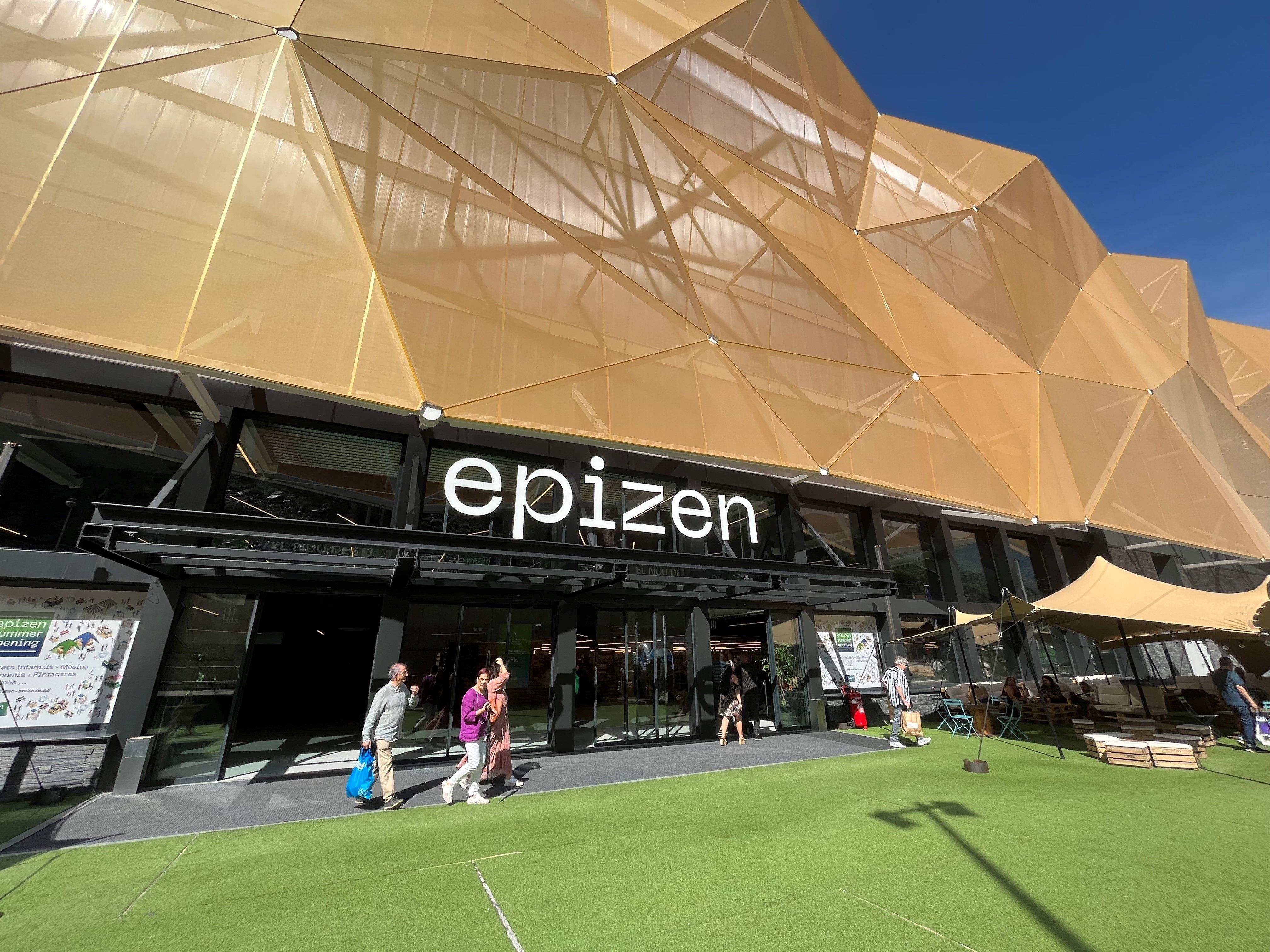 La zona exterior del centre comercial amb les carpes dedicades a la restauració, oci i música.