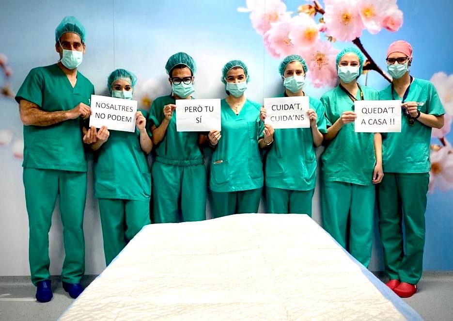 Els sanitaris reclamen sense embuts que la gent es quedi a casa; el Govern ara també.