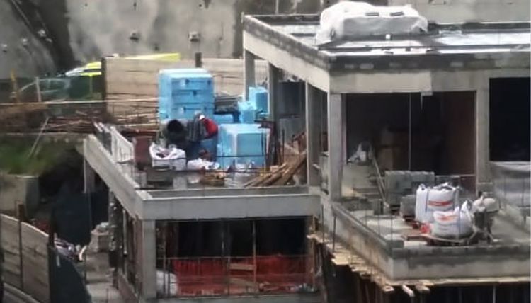 Els operaris treballant per adequar el nou espai de cribratge.