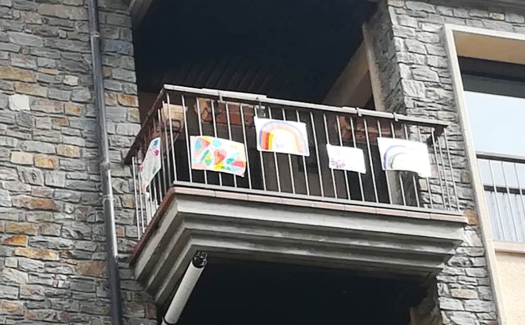 Dibuixos en un balcó de Sant Julià de Lòria, aquest dimecres.