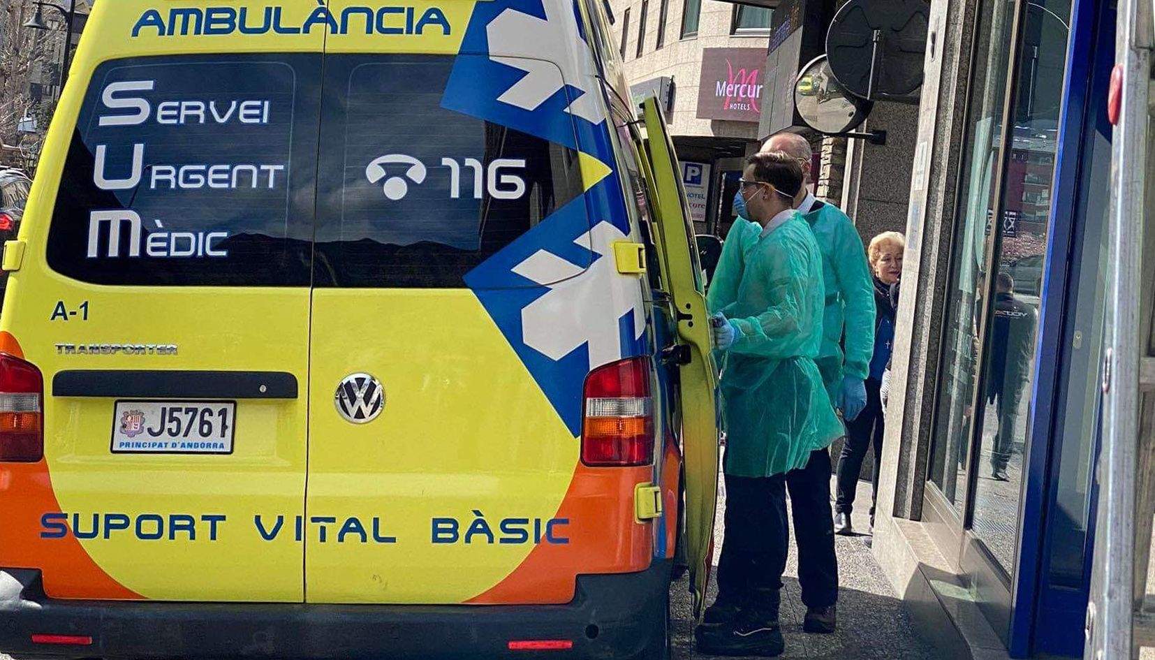 Professionals sanitaris acudeixen a recollir un possible sospitós de patir la malaltia.