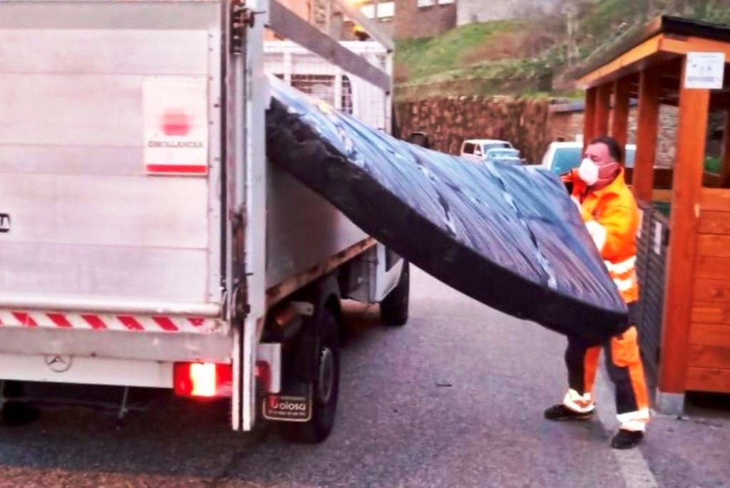 Un operari del comú de la Massana treu un matalàs que estava al carrer.