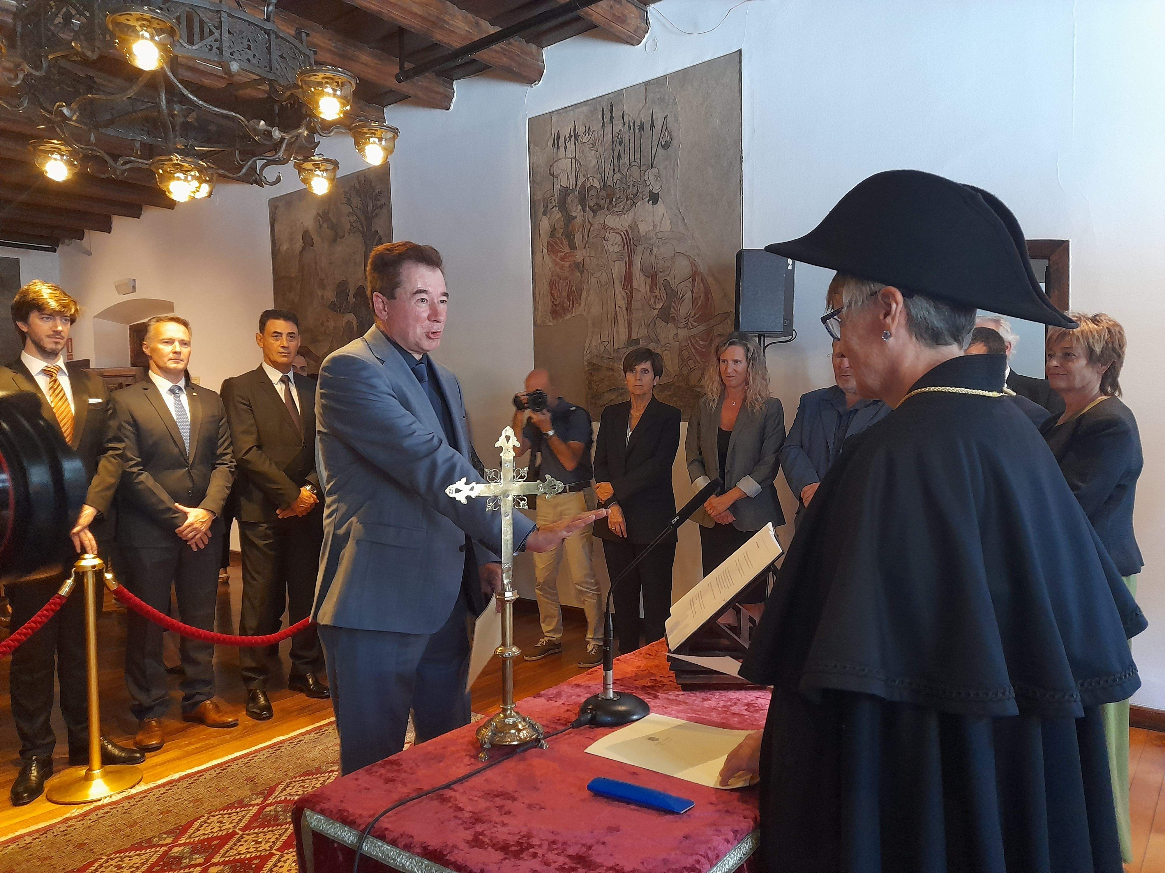 Joan Manel Abril jurant el càrrec de magistrat del Tribunal Constitucional davant la síndica.