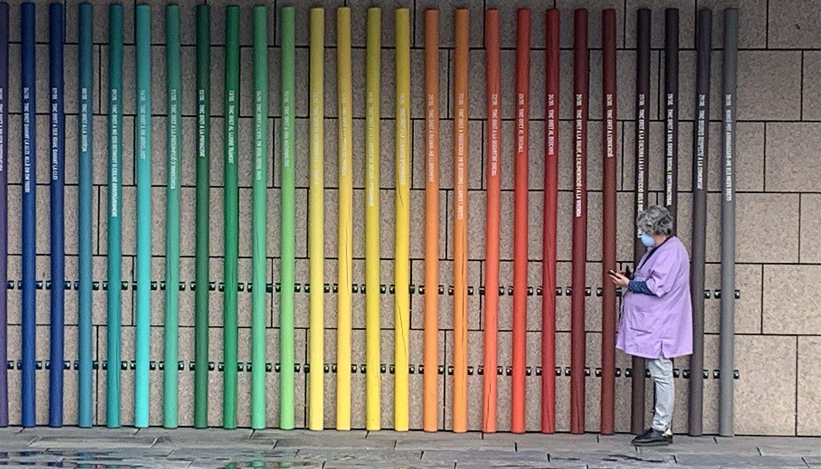 Una empleada del SAAS amb mascareta.