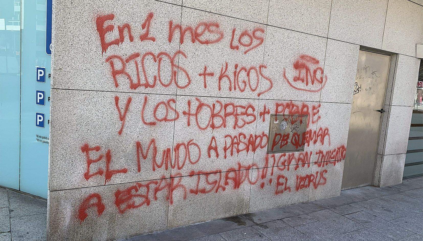 Algunes pintades han començat a aparèixer evidenciant el malestar que la crisi sanitària està causant a d'altres nivells.